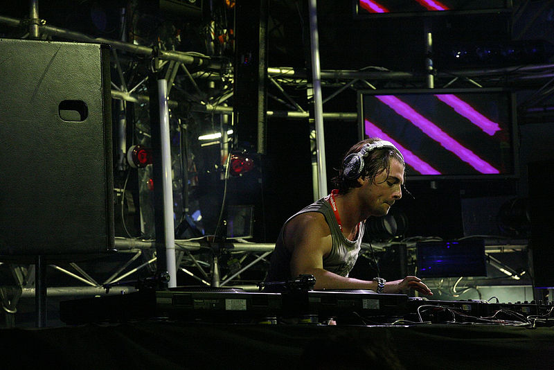Axwell Caged in an Electric Zoo - Roaring a Mix Through the Bars
