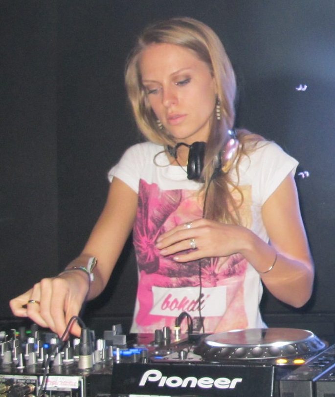 DJ Nora en pure: A Sensational DJ Making Waves in the Electronic Music Scene